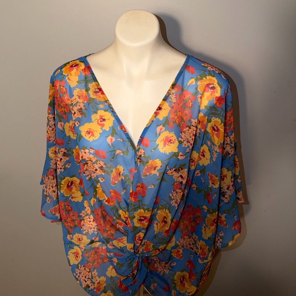 Umgee USA ladies V-neck, twist front blue floral blouse. Size 2XL. - Picture 2 of 9